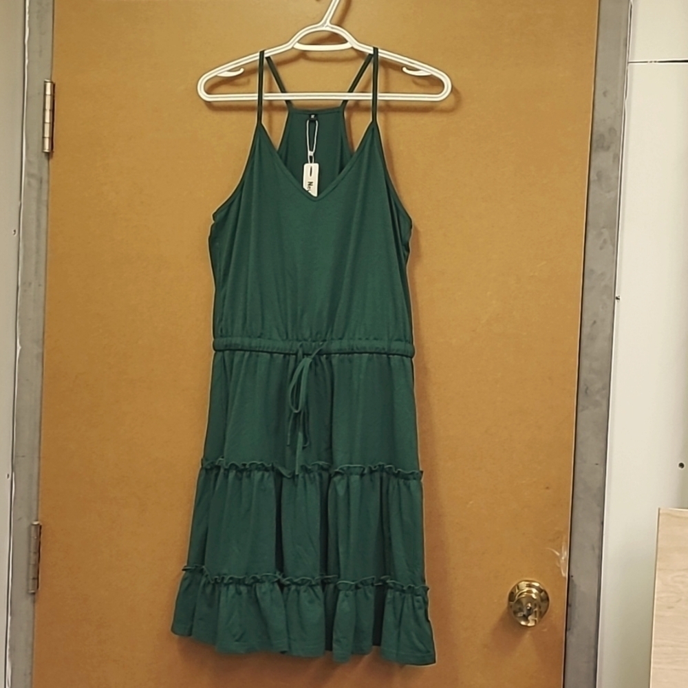 Newshows Size M Green Sleeveless V Neck Tiered Midi Dress